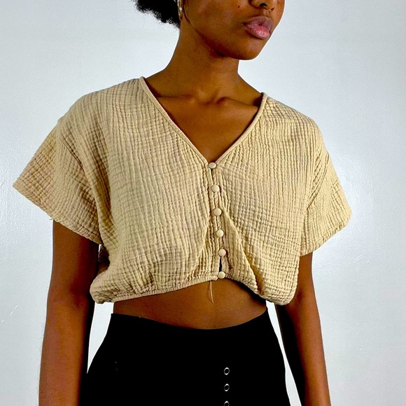 Forever 21 Tops - Forever 21. Pale Green Gauze Short Sleeve Crop Top. Size Small.
